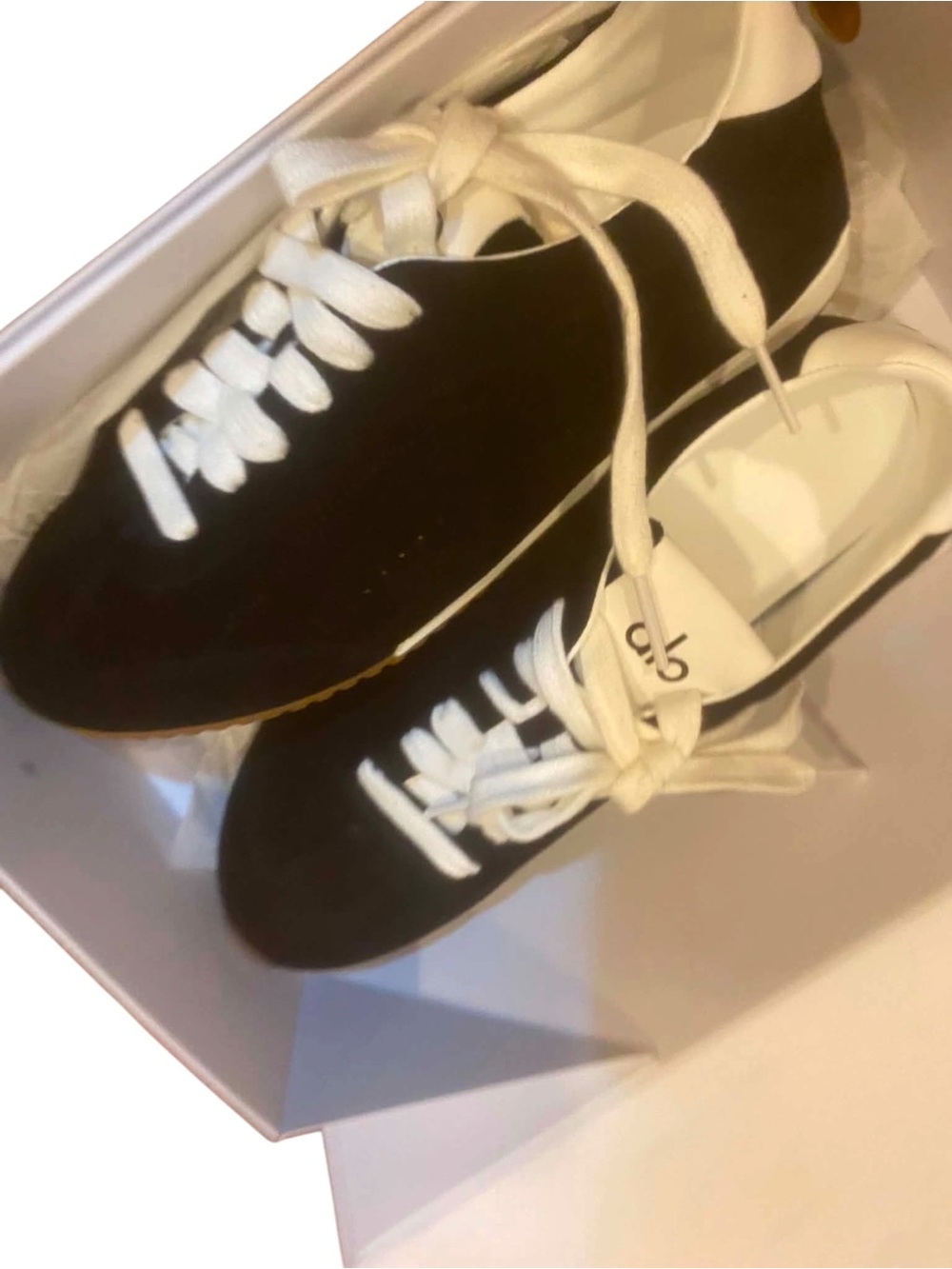 NIB Alo Yoga Sunset Sneakers Size 7.5 BLACK/IVORY